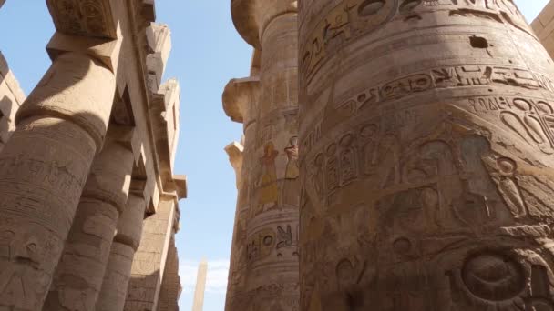 在埃及卢克索的Karnak神庙遗址的柱子上雕刻象形文字的细节 倾斜向上射门 — 图库视频影像