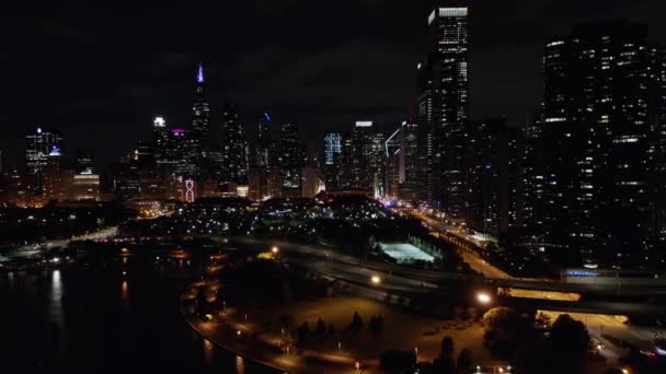 イリノイ州シカゴの夜のミレニアムパークの素晴らしい空中ビュー — ストック動画