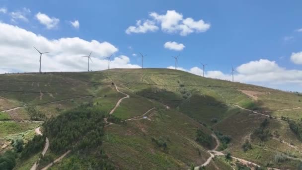 Obrotowe Turbiny Wiatrowe Wzgórzu Portugalii — Wideo stockowe