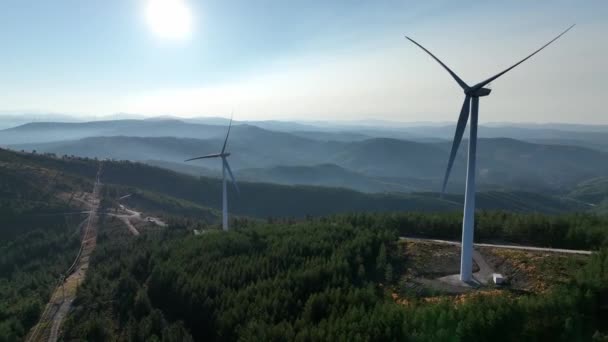 ポルトガルの田舎の丘の上に立つ2基の風力タービン — ストック動画