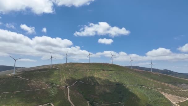 ポルトガルの丘の上に大規模な風車農場 — ストック動画