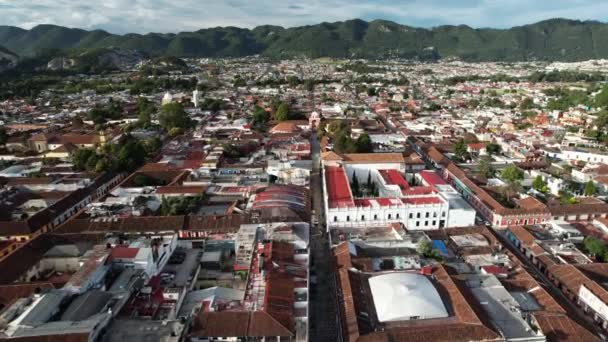 Drone Shot Mostrando Pasarela Turística Junto Iglesia San Cristobal Las — Vídeo de stock