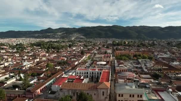 Αεροφωτογραφία Της Εκκλησίας Και Της Κεντρικής Πλατείας Στο San Cristobal — Αρχείο Βίντεο