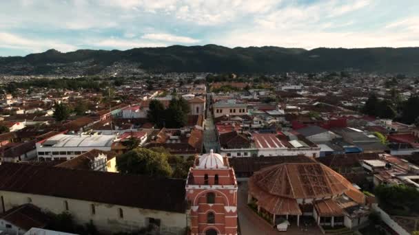 Drönare Skott Framifrån Morisk Stil Turist Vandrare San Cristobal Las — Stockvideo