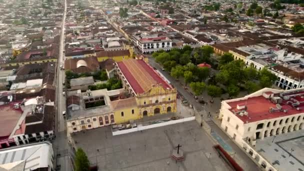 Rotationell Antenn Utsikt Över Kyrkan Och Stora Torget San Cristobal — Stockvideo