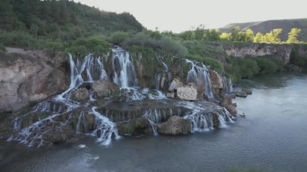 Drone Estacionario Mirando Una Cascada Las Sombras Durante Hora Dorada — Vídeo de stock