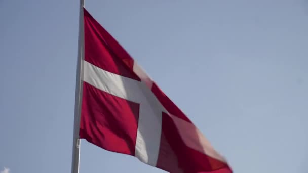 Danimarka Bayrağını Kapat Rüzgarda Dalgalanan Yavaş Çekimde Mavi Gökyüzü Arkaplanıyla — Stok video