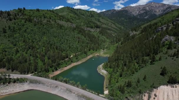 无人机在一座分隔两个湖泊的大坝附近飞行 它还揭示了小湖后面的山谷 — 图库视频影像