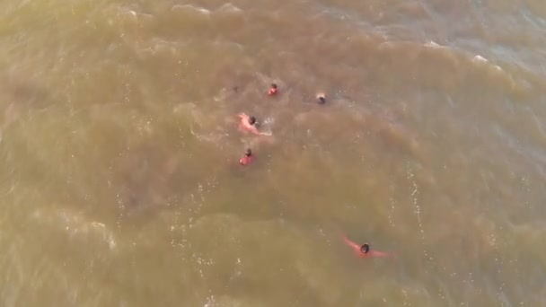 Vista Aérea Olho Das Aves Dos Salvadores Masculinos Que Nadam — Vídeo de Stock