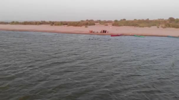 Воздушные Полеты Над Аравийскими Морскими Водами Пляжу Белуджистан Мужчинами Спасателями — стоковое видео