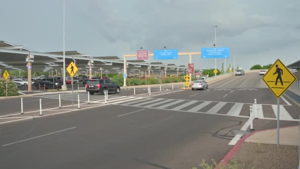 Tráfego Carros Aeroporto Internacional Tucson Arizona Vista Passarela Estacionamento — Vídeo de Stock