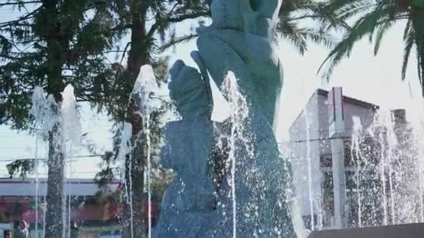 当天在Merlo赌场附近的Avenida Del Sol的一个喷泉上喷出的水 — 图库视频影像
