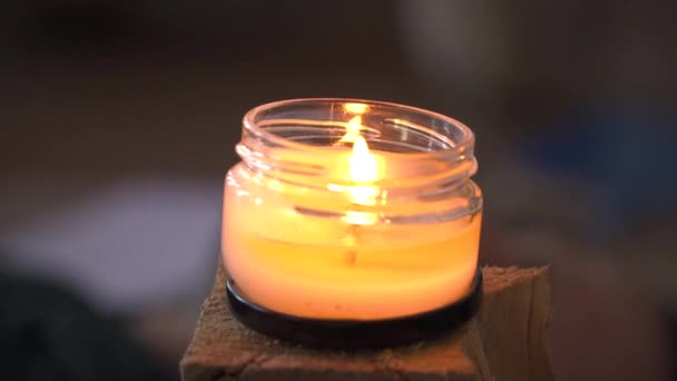 Petite Bougie Pot Brûlant Sur Poteau Bois Lumière Dorée Scintillante — Video