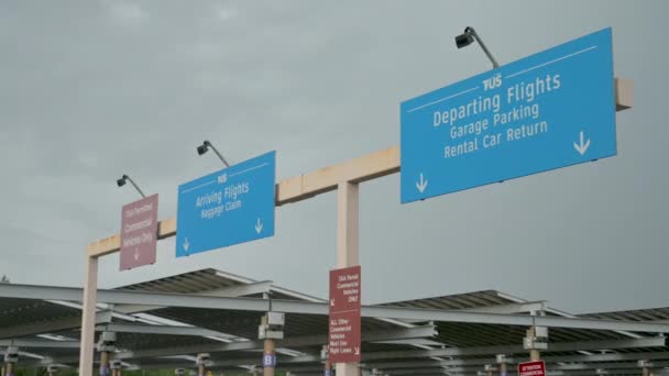 Синій Напрямок Прильоту Вильоту Рейсів Інформаційні Знаки Аеропорту — стокове відео