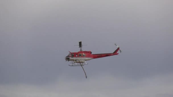 Helicóptero Extinción Incendios Pasando Por Los Cielos — Vídeos de Stock