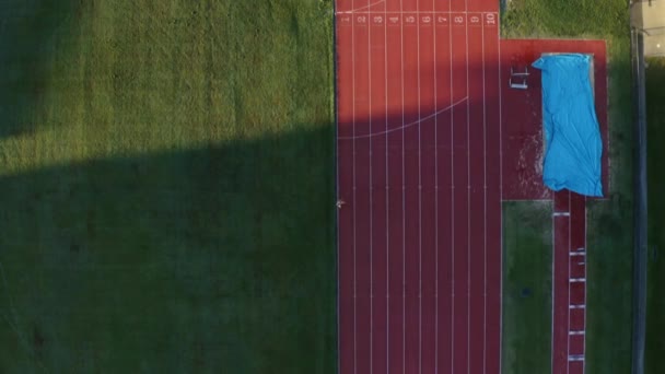 适合运动员在室外红色跑道上快速跑的空中4K无人机视图 — 图库视频影像