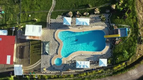 Drone View Tourists Relajarse Una Piscina Resort Montaña Caningag Pintuyan — Vídeos de Stock