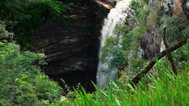 Inclinando Câmera Lenta 120Fps Tiro Revelando Deslumbrantes Cachoeiras Mosquitos Parque — Vídeo de Stock