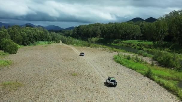Luchtdrone Four Wheel Drive Vehicles Driving Gravel Creek Australië — Stockvideo