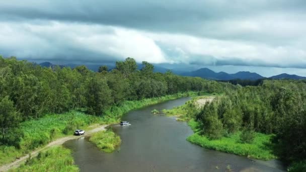 Luchtdrone Four Wheel Drives Road Creek Crossing Het Platteland Van — Stockvideo