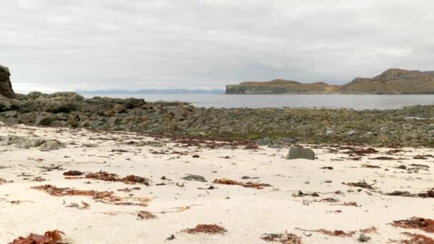 Langzaam Glinsterend Schot Langs Een Zandstrand Schotland Uitkijkend Rotsblokken Oceaan — Stockvideo