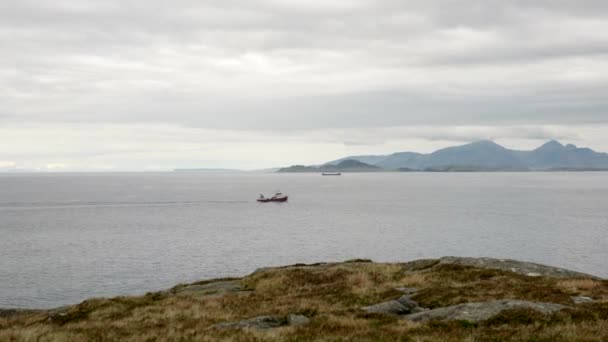 Langzame Panning Schot Zoek Naar Zee Als Een Rode Vissersboot — Stockvideo