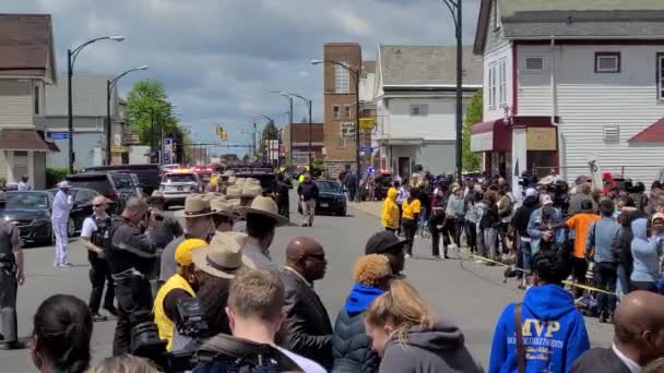 警察会议和向大规模谋杀受害者 黄色带子后面的人致敬 — 图库视频影像