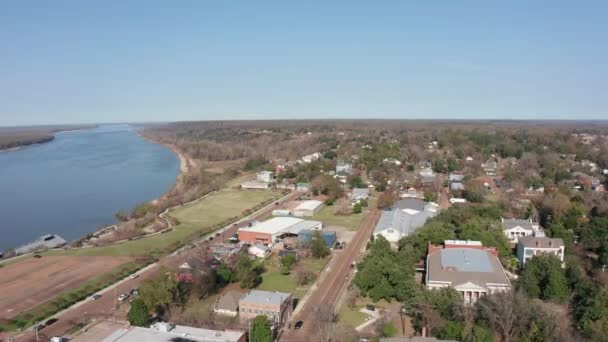 Tiro Aéreo Largo Uma Pequena Comunidade Longo Rio Mississippi — Vídeo de Stock