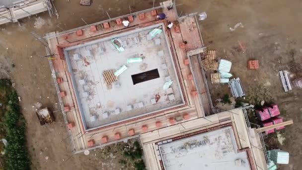 Rotierende Aufsteigende Luftaufnahme Von Ziegeln Die Auf Ein Neues Haus — Stockvideo