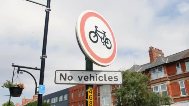 Bir Ngiliz Kasabasında Yol Üstünde Araç Tabelası Bisiklet Yok — Stok video