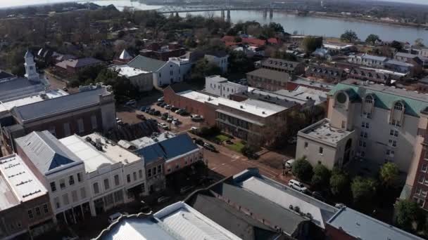 Inclinação Aérea Para Cima Tiro Para Revelar Ponte Natchez Vidalia — Vídeo de Stock