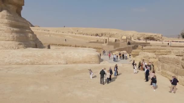 Vista Panorámica Esfinge Con Muchos Turistas Visita Complejo Piramidal Giza — Vídeo de stock