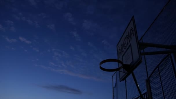 Una Silueta Aro Baloncesto Con Cielo Nocturno Las Nubes — Vídeos de Stock