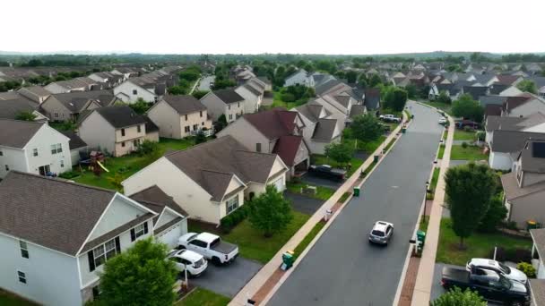 Aerial Usa Neighborhood Houses Suv Car Drives Street — Stock Video