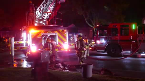 Brandweerlieden Actie Bij Hun Ladder Truck Met Knipperende Lichten Het — Stockvideo