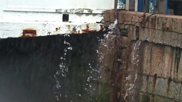 Metraje Estacionario Verter Agua Saliendo Del Sistema Drenaje Algún Lugar — Vídeos de Stock