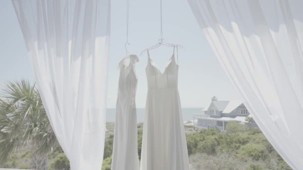 Casamento Mesmo Sexo Noivas Casamento Vestir Pendurado Luz Sol — Vídeo de Stock