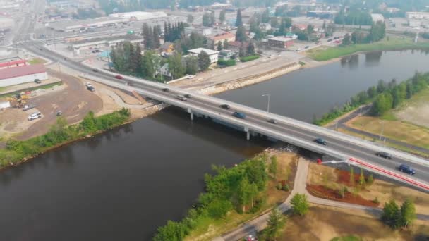 Беспилотное Видео Моста Через Реку Чена Даунтауне Фэрбенкс Аляска Летний — стоковое видео