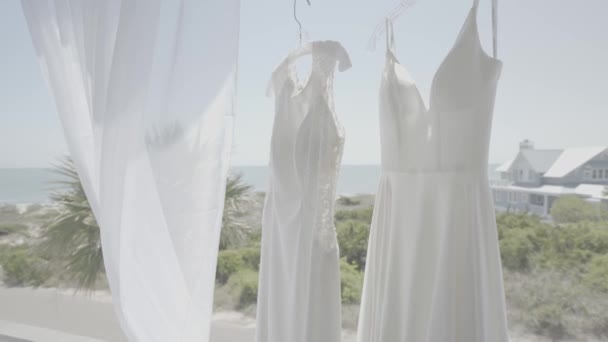 Vestido Noiva Casamento Pendurado Bela Luz Solar — Vídeo de Stock