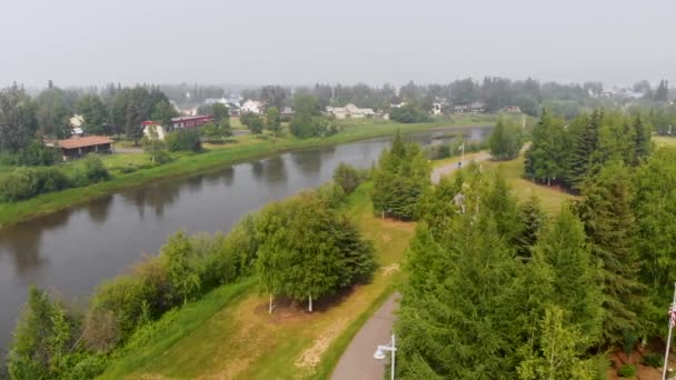 Drone Video Sungai Chena Mengalir Melalui Downtown Fairbanks Alaska Selama — Stok Video