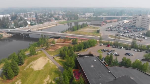 Drone Video Morris Thompson Cultural Center Sungai Chena Downtown Fairbanks — Stok Video