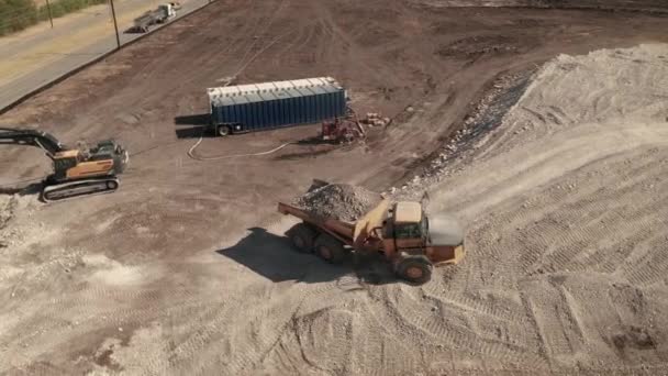 Madártávlatból Egy Építési Terület Teljes Kiürítésű Teherautóval Egy Feltöltővel Következő — Stock videók