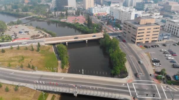 Беспилотное Видео Мостами Через Реку Чена Центре Города Фэрбенкс Аляска — стоковое видео