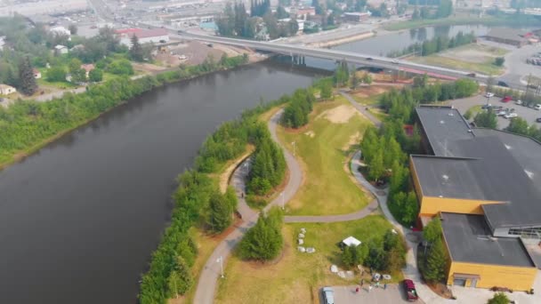 Drone Video Chena River Running Downtown Fairbanks Alaska Summer Day — Stock Video