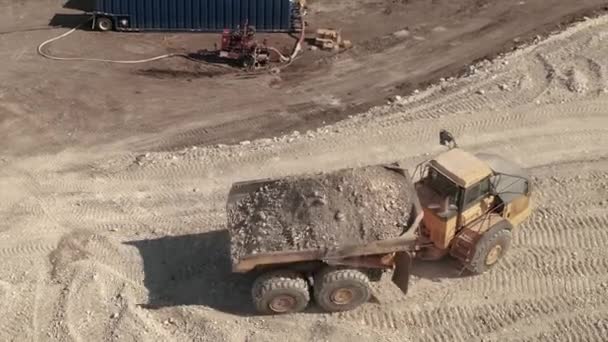 Egy Túlcsorduló Teherautó Közlekedik Építkezésen — Stock videók