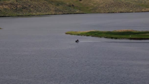 Dwie Osoby Skuterze Wodnym Przepływające Jezioro Zbiornik Łosie Kolorado — Wideo stockowe