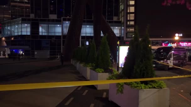 Två Poliser Lämnar Brottsplatsen Toronto Där Person Dödades Dolly Rätt — Stockvideo
