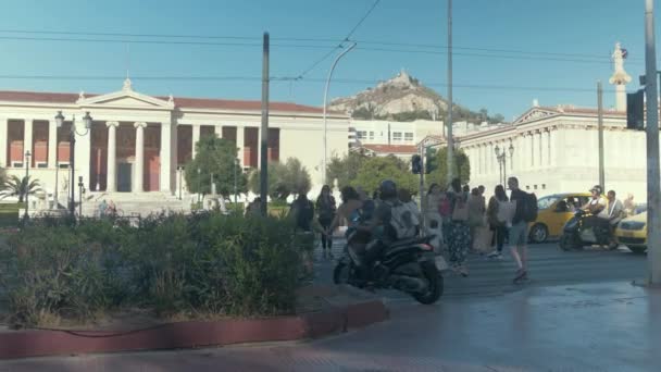 Los Peatones Cruzan Carretera Frente Universidad Nacional Kapodistrian Atenas — Vídeos de Stock