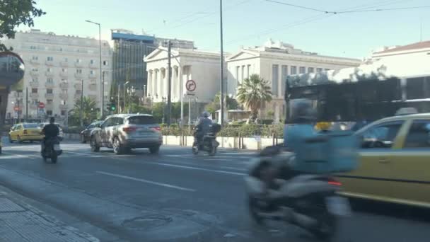 Tráfico Cercanías Conduciendo Por Biblioteca Nacional Atenas — Vídeos de Stock