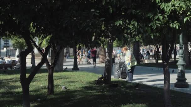 Femme Nettoyant Ramassage Des Déchets Sur Place Syntagma Athènes — Video